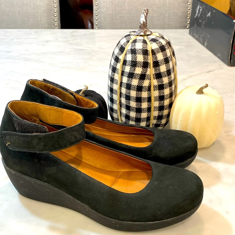 Clarks black closed toed shoes size 10 - Picture 1 of 10